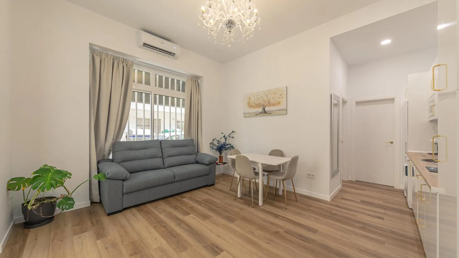 Lujoso Apartamento Frente La Feria De Sevilla, Los Remedios Spain